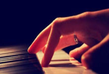 43岁少帅执掌皇马,2亿引援开启欧冠三连霸之路!安切洛蒂已经站在了风口浪尖,球队的伤病、战术失衡、老将退役的阴影笼罩下,连皇马高层都觉得,是时候让年轻少帅来担当这个重任了。皇马要的,不仅是一个年轻教练,而是一个能打破桎梏、敢于创新、带领队伍重拾辉煌的领袖。….